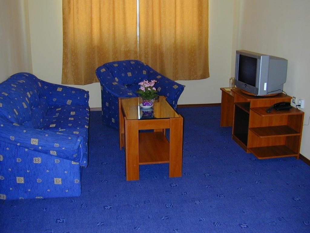 Family Hotel Familya Ruse Ruang foto