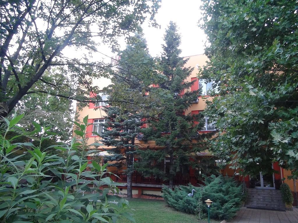 Family Hotel Familya Ruse Bagian luar foto