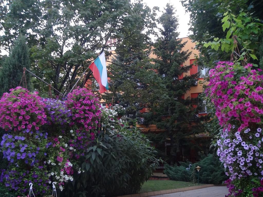Family Hotel Familya Ruse Bagian luar foto