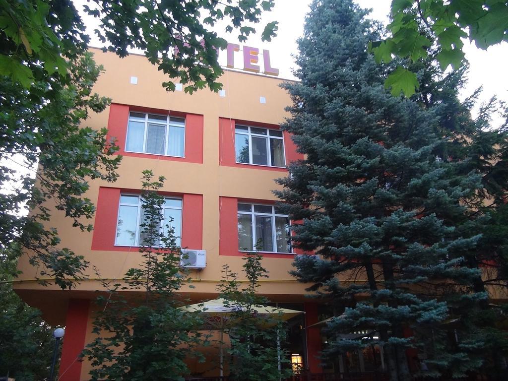 Family Hotel Familya Ruse Bagian luar foto